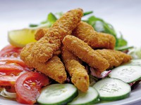 Hühnerfiletstreifen auf Blattsalat